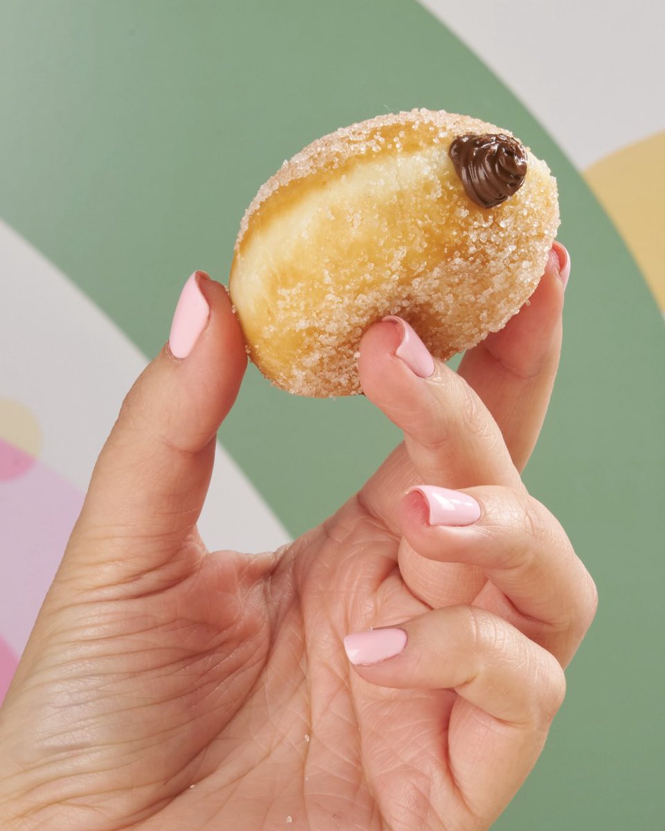 KrispyKreme_ZA's tweet photo. The two-finger test has officially entered the chat. ��🏽🤏🏽

HOLD IT. CLOCK IT. BITE IT. GET MESSY! 🤭

While stocks last. T&amp;Cs apply. https://t.co/HFnuE0QvhM