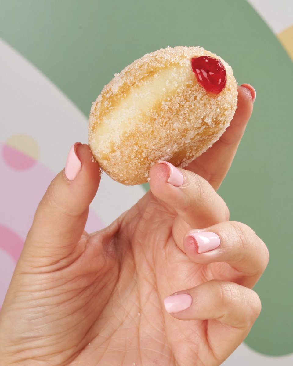 KrispyKreme_ZA's tweet photo. The two-finger test has officially entered the chat. ��🏽🤏🏽

HOLD IT. CLOCK IT. BITE IT. GET MESSY! 🤭

While stocks last. T&amp;Cs apply. https://t.co/HFnuE0QvhM