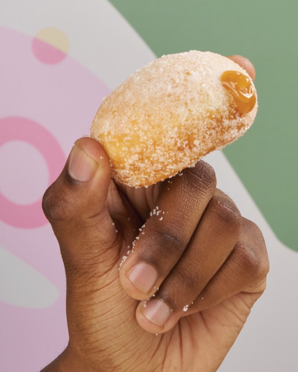 KrispyKreme_ZA's tweet photo. The two-finger test has officially entered the chat. ��🏽🤏🏽

HOLD IT. CLOCK IT. BITE IT. GET MESSY! 🤭

While stocks last. T&amp;Cs apply. https://t.co/HFnuE0QvhM