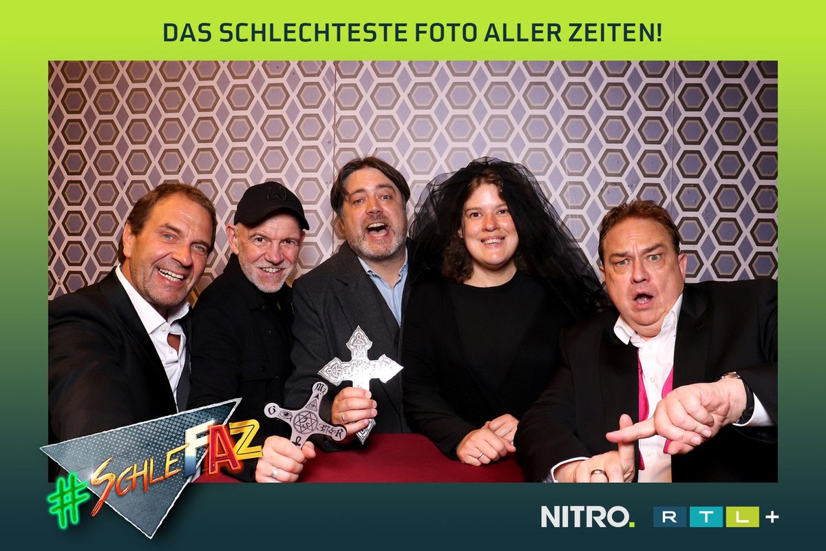 JuliaK_W's tweet photo. Gestern beim Autogrammeschreiben habe ich es ganz vergessen: Meine besten Genesungswünsche gehen natürlich raus an die liebe Conny und auch an @twitkalk selbst. Erholt euch gut!
#schlefaz
#Dämonenhochzeit
#schlefazbeinitro https://t.co/iUMNjfUfGP