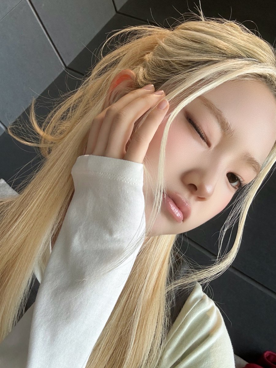 seoheepic's tweet photo. 261004 weverse update ♡

#서희 #SEOHEE #튜이드 #TUIDE https://t.co/c8xhoODxDg