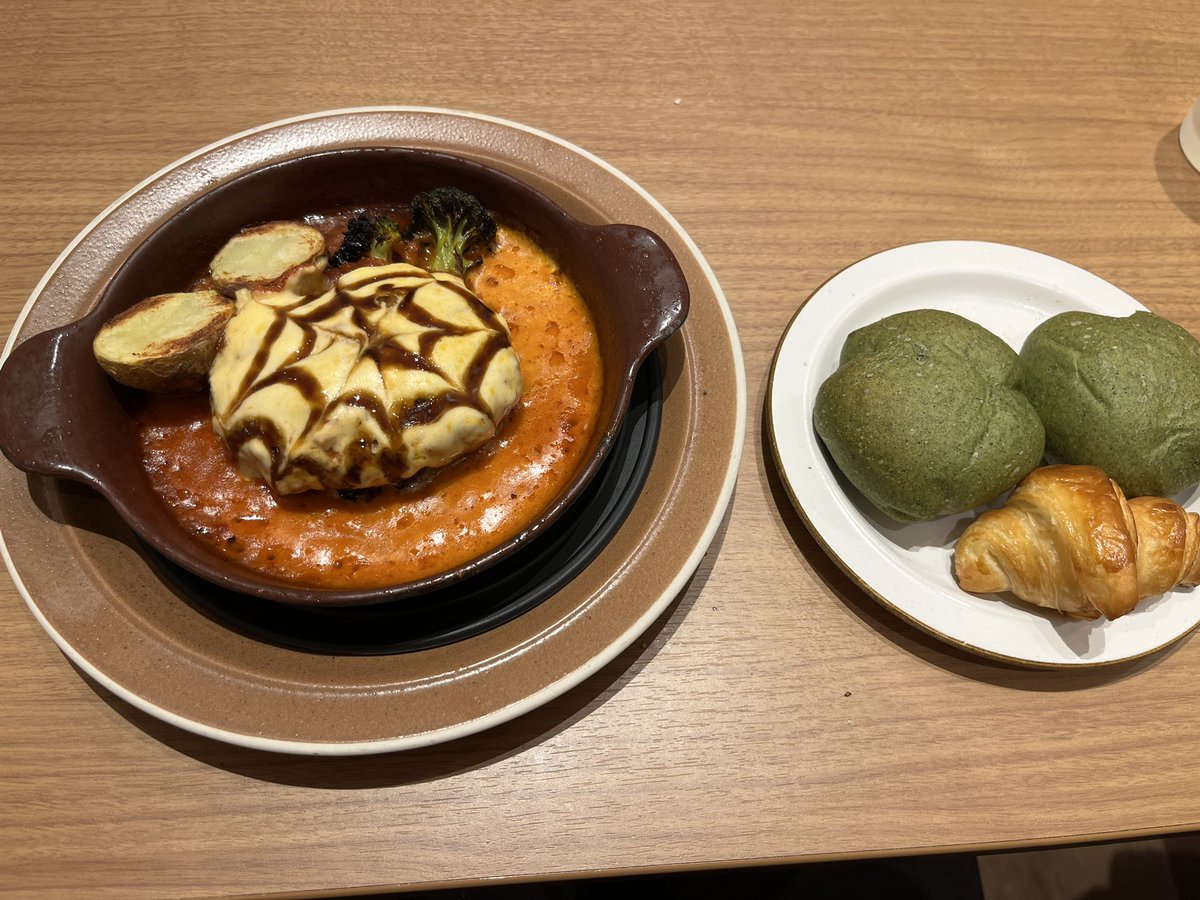 miitarou_mii's tweet photo. 昨日は世界一美味しい食べ物
バケットのよもぎロールを食べてきました https://t.co/GZM6k8TCd1