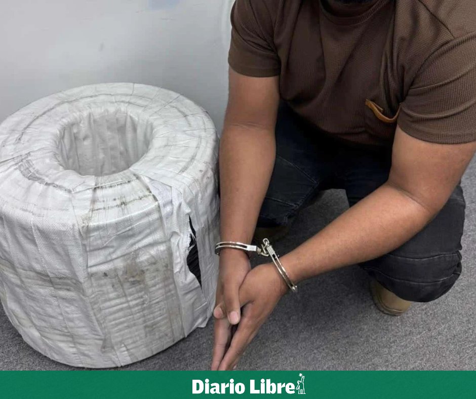 DiarioLibre's tweet photo. 🚨 |#SucesosDL| Más de 20 personas son arrestadas por robos de cables y alambres eléctricos en La Altagracia 

🔗https://t.co/fJF7ff4oEr
Foto: Cedida por Edeeste

#DiarioLibre #Robo #LaAltagracia #Alambre https://t.co/3dEzxDLnGo