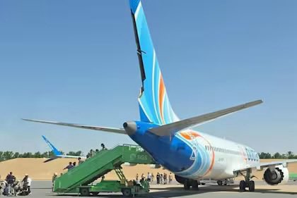 nwlust's tweet photo. Para quienes cada vez que un hecho les arruina su relato sobre Israel y los judíos y necesitan inventar una conspiración, aquí van las explicaciones aburridas de los hechos durante el intento de secuestro del vuelo de Fly Dubai que aparentemente hay que repetir.

El copiloto no “subió un arma”. Usó el hacha de emergencia de la propia cabina.

El plomero israelí no “pilotó el avión”. Ayudó a nivelarlo durante segundos y después pilotos que viajaban como pasajeros tampoco tiene nada de extraordinario. Es una práctica habitual de reposicionamiento de tripulaciones.

La puerta de la cabina no fue misteriosamente vulnerada. El capitán accionó desde su lugar el sistema de apertura.

Las máscaras no cayeron porque no hubo despresurización de cabina.

Pero claro, aceptar los hechos siempre será menos emocionante que inventar otra conspiración sobre Israel y los judíos.