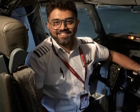 nwlust's tweet photo. Para quienes cada vez que un hecho les arruina su relato sobre Israel y los judíos y necesitan inventar una conspiración, aquí van las explicaciones aburridas de los hechos durante el intento de secuestro del vuelo de Fly Dubai que aparentemente hay que repetir.

El copiloto no “subió un arma”. Usó el hacha de emergencia de la propia cabina.

El plomero israelí no “pilotó el avión”. Ayudó a nivelarlo durante segundos y después pilotos que viajaban como pasajeros tampoco tiene nada de extraordinario. Es una práctica habitual de reposicionamiento de tripulaciones.

La puerta de la cabina no fue misteriosamente vulnerada. El capitán accionó desde su lugar el sistema de apertura.

Las máscaras no cayeron porque no hubo despresurización de cabina.

Pero claro, aceptar los hechos siempre será menos emocionante que inventar otra conspiración sobre Israel y los judíos.