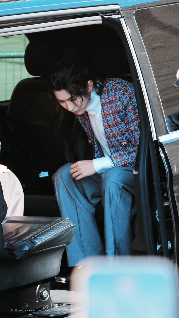 Amanda802k's tweet photo. Is the person getting off the car the prince

KUN for Valentino in paris
#KUN #valentino #KUNxValentinoSS27 #ValentinoSS27 #ValentinoAntibiblioteca
@kun_officialx @MaisonValentino https://t.co/TmMs8D5V39