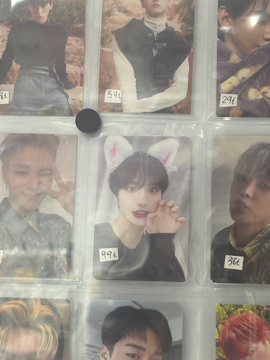 kikiimura's tweet photo. Más tarde, cuando empezamos a mirar el binder de ATEEZ, este señor decidió hacerse el “gracioso” y decirnos que nos comprásemos la photocard de Seonghwa de 99 € que tienen en la zona de photocards premium.+ https://t.co/lDrofDXQf4