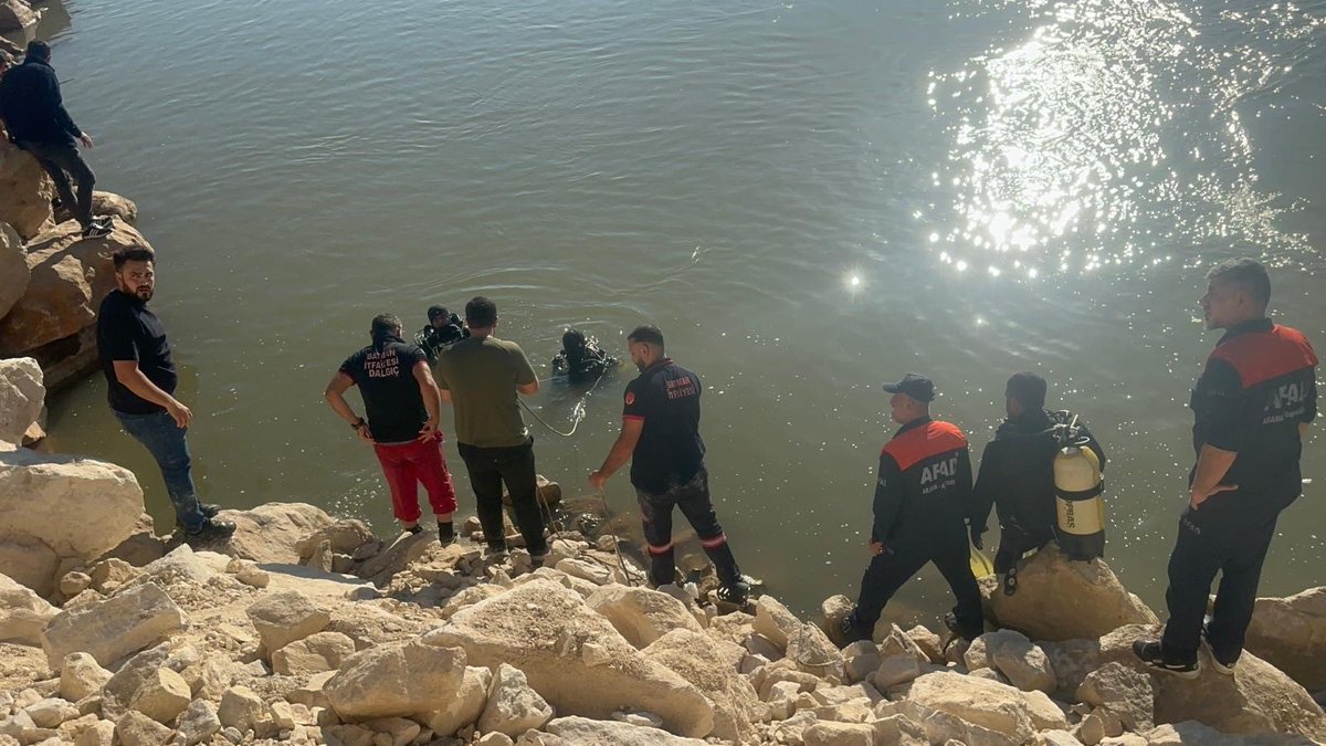 uyanncomtr's tweet photo. Batman’da serinlemek için Batman Çayı’na giren 17 yaşındaki çocuk boğuldu. Çocuğun cansız bedeni, itfaiye ve AFAD ekipleri tarafından sudan çıkarıldı.
#Batman https://t.co/Gu4kr05fG8