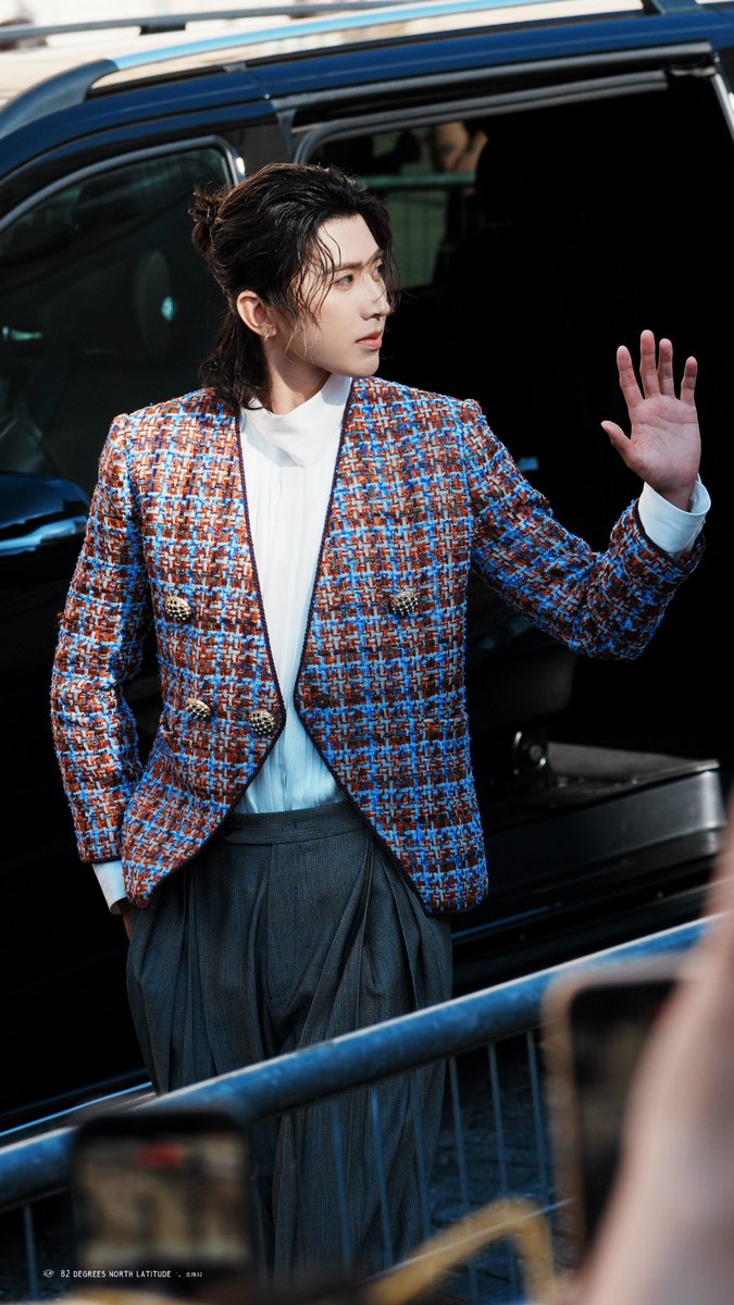 Amanda802k's tweet photo. This outfit is so suitable, perfectly capturing the atmosphere

KUN for Valentino in paris
#KUN #valentino #KUNxValentinoSS27 #ValentinoSS27 #ValentinoAntibiblioteca
@kun_officialx @MaisonValentino https://t.co/h2LoxC5TWa