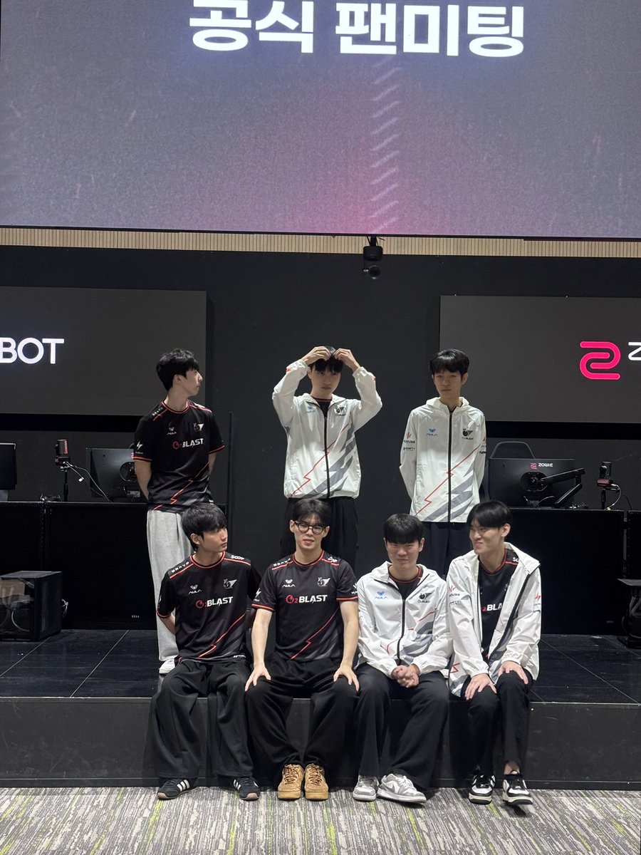 yl8cl's tweet photo. O2 단체사진 도란도란 너무 좋네요🧑‍🧑‍🧒‍🧒 https://t.co/2IKtzAuMTt
