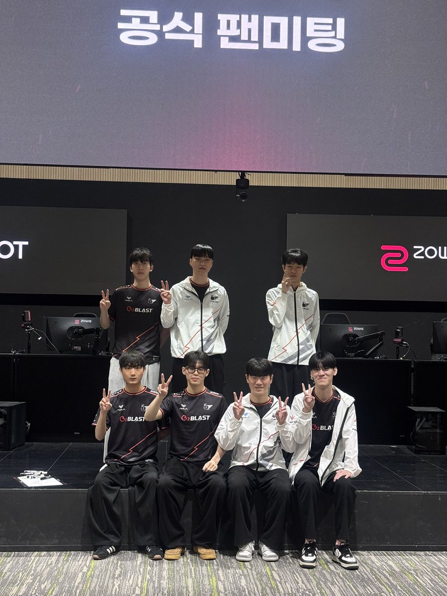 yl8cl's tweet photo. O2 단체사진 도란도란 너무 좋네요🧑‍🧑‍🧒‍🧒 https://t.co/2IKtzAuMTt