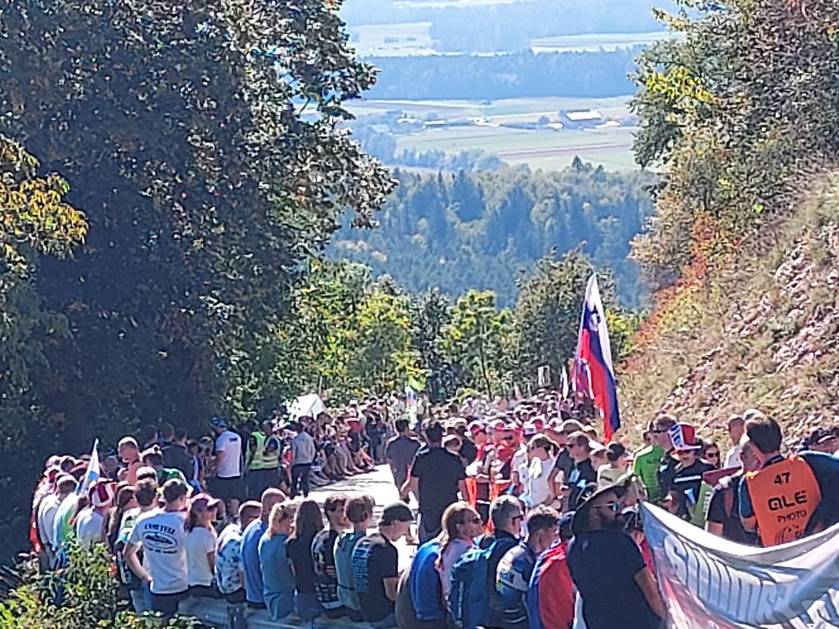 PredsSDSKamnik's tweet photo. Neverjetno vzdušje danes na Možjanci! 🚲🇸🇮 bravo naši junaki, poklon Luki Mezgecu. https://t.co/t6JtteNK7F