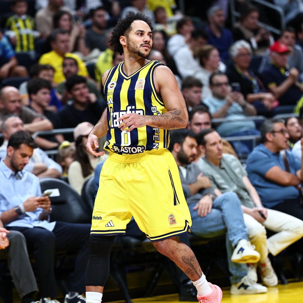 EfesBogasi31's tweet photo. 1/6 şut isabeti. Parkede olduğu her an eksi yazdı. 1 tane de sakatlık rolü yaptı ama yediremedi bu sefer :D Fenerbahçe Emre Ekşioğlunun yerini fena doldurmamış yine de. Tek sorun bu seferki 200K değil 4M maaş alıyor 😂😂 https://t.co/VWyDcUcoOX