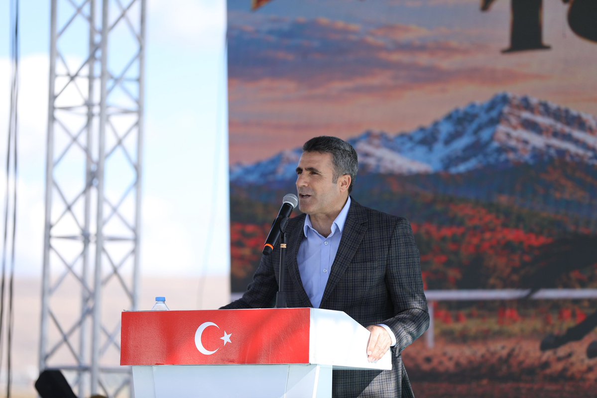 Erdalarikan12's tweet photo. 📍 Karlıova

Valimiz Sn. Cahit Çelik ile birlikte, Karlıova Kaymakamlığımız tarafından bu yıl 4’üncüsü düzenlenen Geleneksel Toklular At Yarışları programına katıldık.

Ata sporumuzun heyecanını hemşehrilerimizle birlikte yaşadığımız programda, dereceye giren sporcularımıza ödüllerini takdim ettik.

Bu güzel organizasyonda emeği geçen başta Karlıova Kaymakamımız Sn. Abdülselam Bıçak olmak üzere herkese teşekkür ediyor, yarışlara katılan tüm sporcularımızı tebrik ediyorum. 🐎🇹🇷
