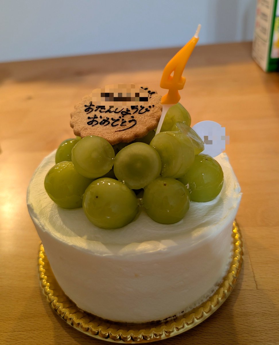 __Mi_haru05's tweet photo. 4 歳のお誕生日おめでとう🎂(明日やけど今日パーティした)

スプラトゥーン大好きな息子は、プレザントのスプラシューター水鉄砲に大喜び🤣笑

鮭おにぎり
からあげ
かぼちゃのコロッケ
タコのマリネ
豆腐となめこの味噌汁
息子の好物とはいえ誕生日メニューとは思えないラインナップ😂 https://t.co/7ZTcy6HClr