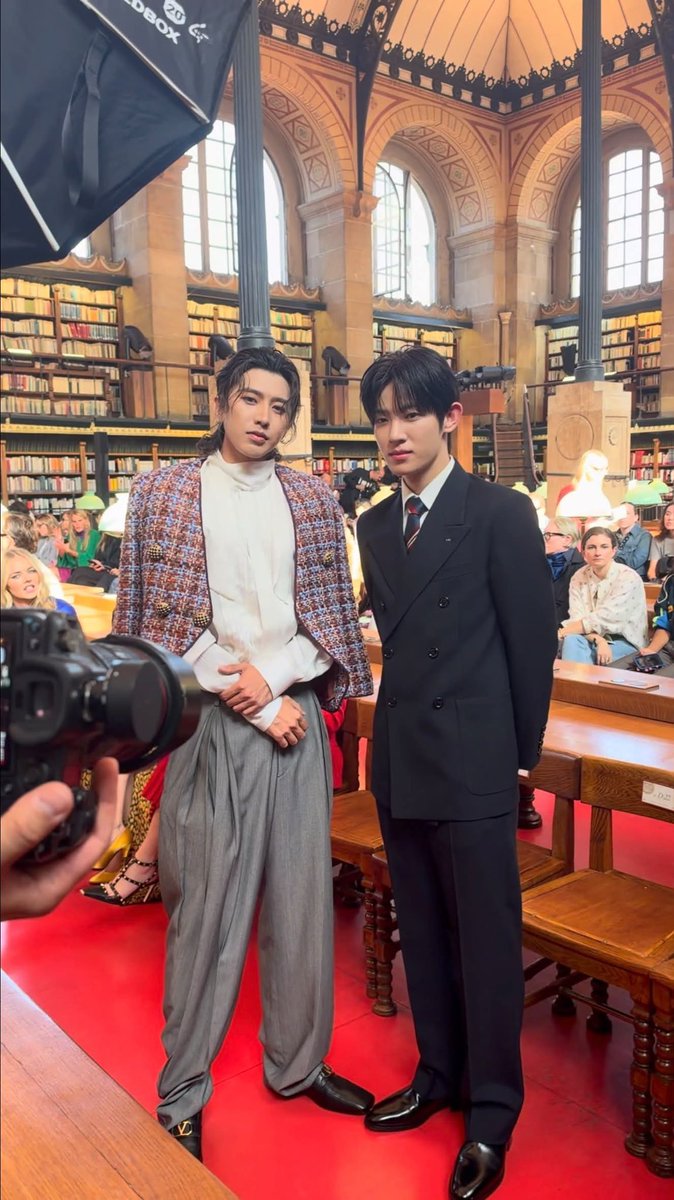 Gust_nove's tweet photo. As a prestigious Italian luxury fashion house and a distinguished representative of Italian Haute Couture, VALENTINO is truly a remarkable choice for Park Siwoo.

PARK SIWOO AT VALENTINO PFWSS27

#PARKSIWOOxVALENTINO
#PARKSIWOO https://t.co/G69SJ6Ky8w