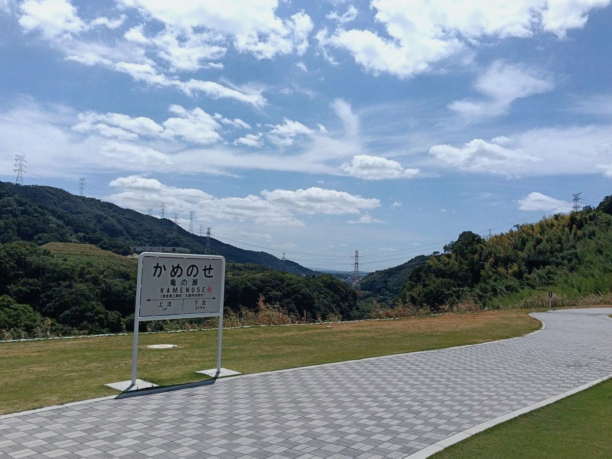 LynaSara's tweet photo. なんか右腕が痛む
封印が解かれようとしているのか https://t.co/cytEaggsuR