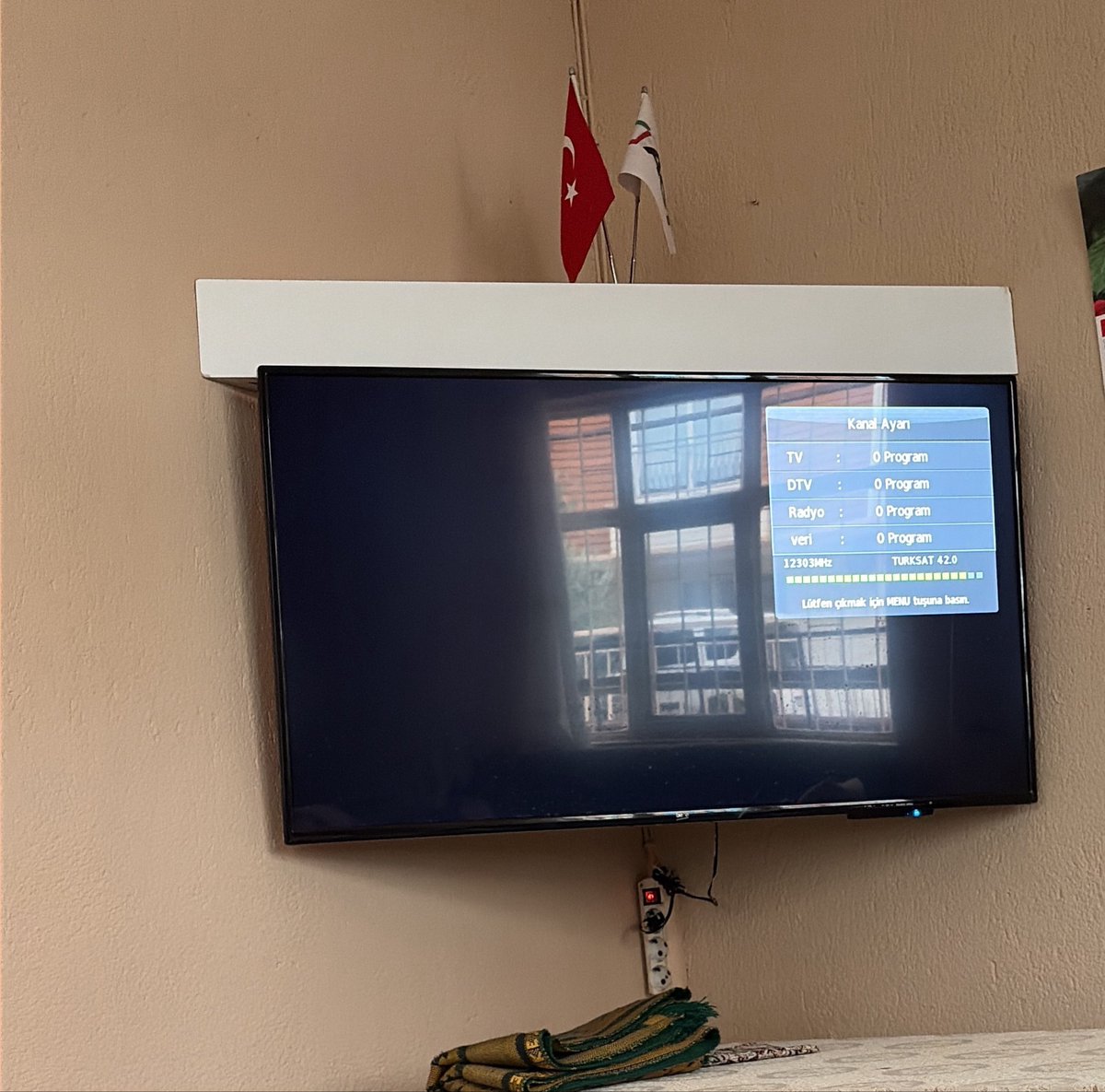 Imnervousrex's tweet photo. hayır diyemediğim için bir yaşlının televizyonunu ayarlamaya geldim 10 parmağında 0 marifet ben beceremediğim için sizin televizyon bozulmuş ya diyip kaçtım https://t.co/P76v2Gdx9t