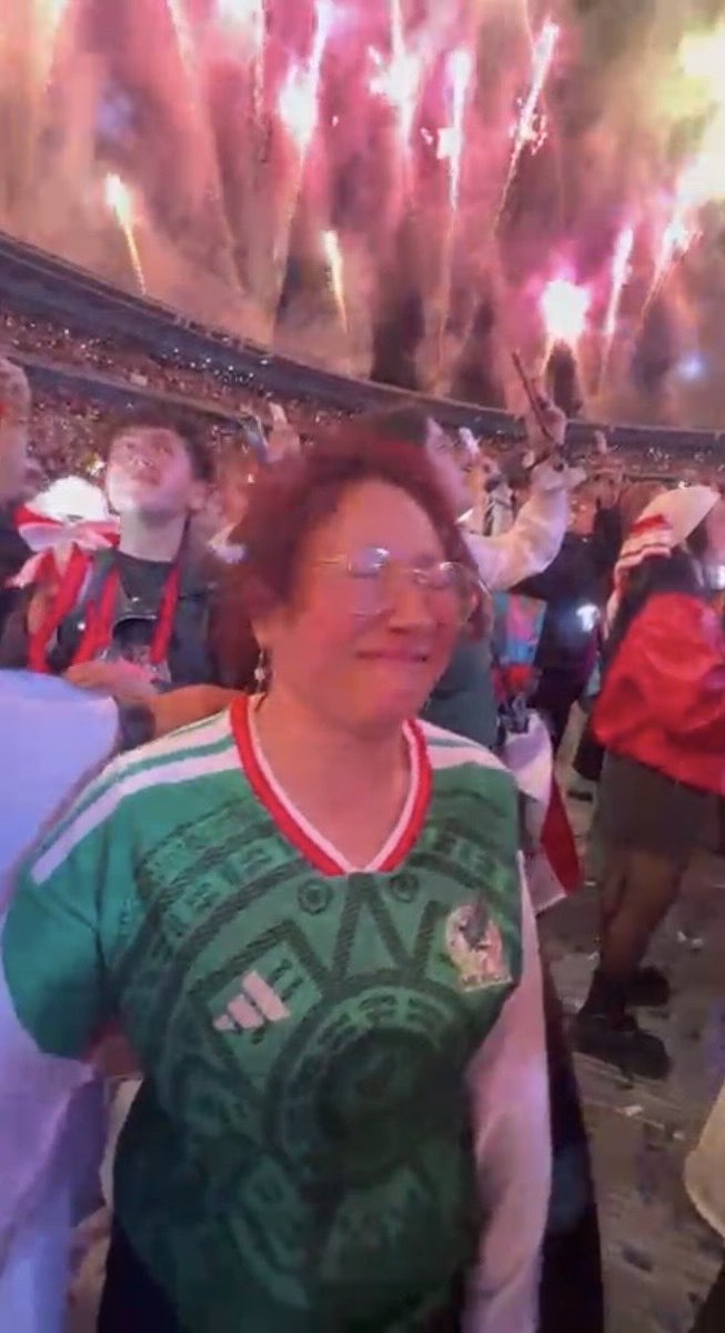 Franjas091's tweet photo. @JugoDTomateDArb Hola, soy el hijo de la “mexicana” principalmente lamento mucho que eso haya sido una ofensa para ustedes, mi madre nunca lo hizo con esa intención, ella solo quería mostrar un pedacito de lo que fue el concierto en “CDMX” ella ama su pais y fue demasiado feliz en el concierto… https://t.co/EaDf9sciC7