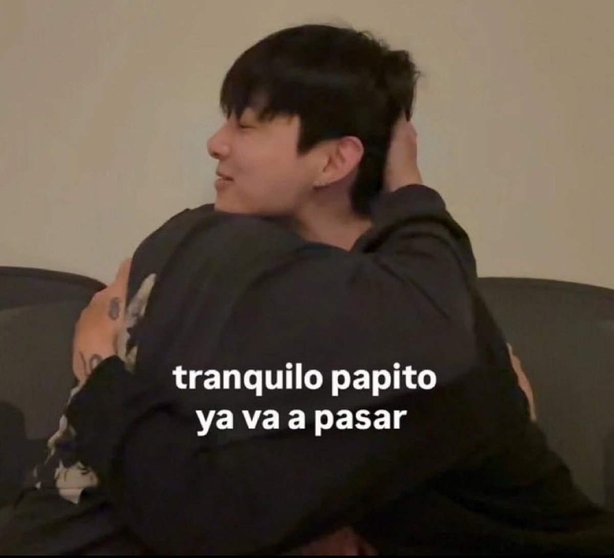 Hopethv2's tweet photo. Mutis, aquí comentamos para toda la vida,  no me vayan a abandonar JAJAJA. Porque ahorita puede que estemos hablando por todas las peleas y el chisme, pero pueden pasar los días y luego ya nadie comenta nada, así que no, ustedes se quedan aquí conmigo🫵🏻💗 https://t.co/a6BgKIs8aA