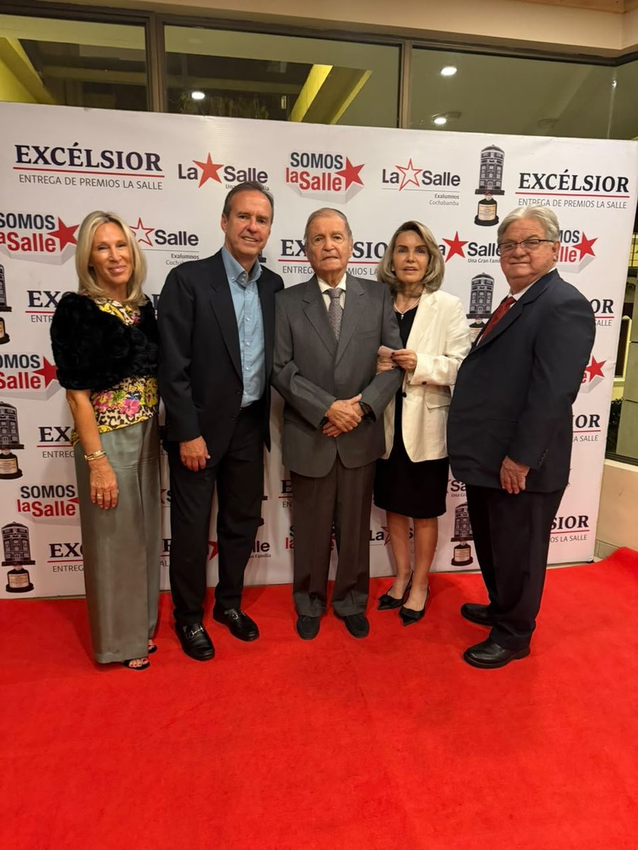 tutoquiroga's tweet photo. Sábado 3-Oct, en un emotivo acto en #Cochabamba, graduados del Colegio #LaSalle premiaron a muchos ex-alumnos, entre ellos a mi maravilloso papá Jorge-Tuto Quiroga Luizaga, promoción 1950. 

A ese colegio llegó el destacado Mario Vargas Llosa, un par de años después que mi padre. Cuando Mario recibió el premio Nobel arrancó diciendo: "Aprendí a leer a los cinco años, en la clase del hermano Justiniano, en el Colegio de la Salle, en Cochabamba (Bolivia). Es la cosa más importante que me ha pasado en la vida." Eso significa este gran Colegio. 

Como bachiller de La Salle de #SantaCruz, es un orgullo cantar su himno, que termina diciendo: "Que nuestra voz
entusiasta y fuete aclame: ¡Gloria y honor al Colegio De La Salle!"

Felicidades admirado papito.