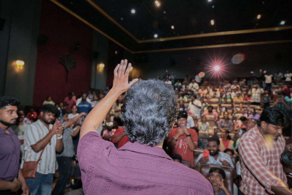 Expi_R045's tweet photo. தோல்வி பயம் வந்துருச்சுன்னு சொல்லிட்டு இருந்தானுங்க...மனுஷன் பிரச்சாரத்த முடிச்சிட்டு படத்துக்கு போய்ருக்காரு @TVKVijayHQ 🤣🔥 https://t.co/TNYBLjymQN