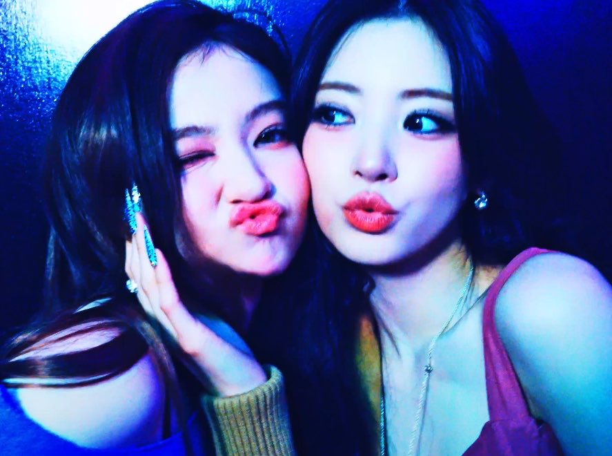 annarated's tweet photo. ANNA &amp; ELLA https://t.co/2BVmn3lDYf