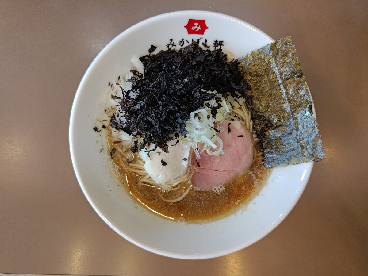 nkjmktr's tweet photo. ラーメン専門 みかぼし軒@大森（大田区）で「丁寧煮干ラーメン」を岩海苔のせで注文。2026年9月12日オープン。店主は「つきひ」で店長を務めてた方だそう😍 あっさり系とはいえ煮干しが強く効いた力強いスープに、菅野製麺所のふすま入りストレート細麺🤩 気づけば完飲しとった😋 #ramen #東京都 https://t.co/0aagsLEHWL