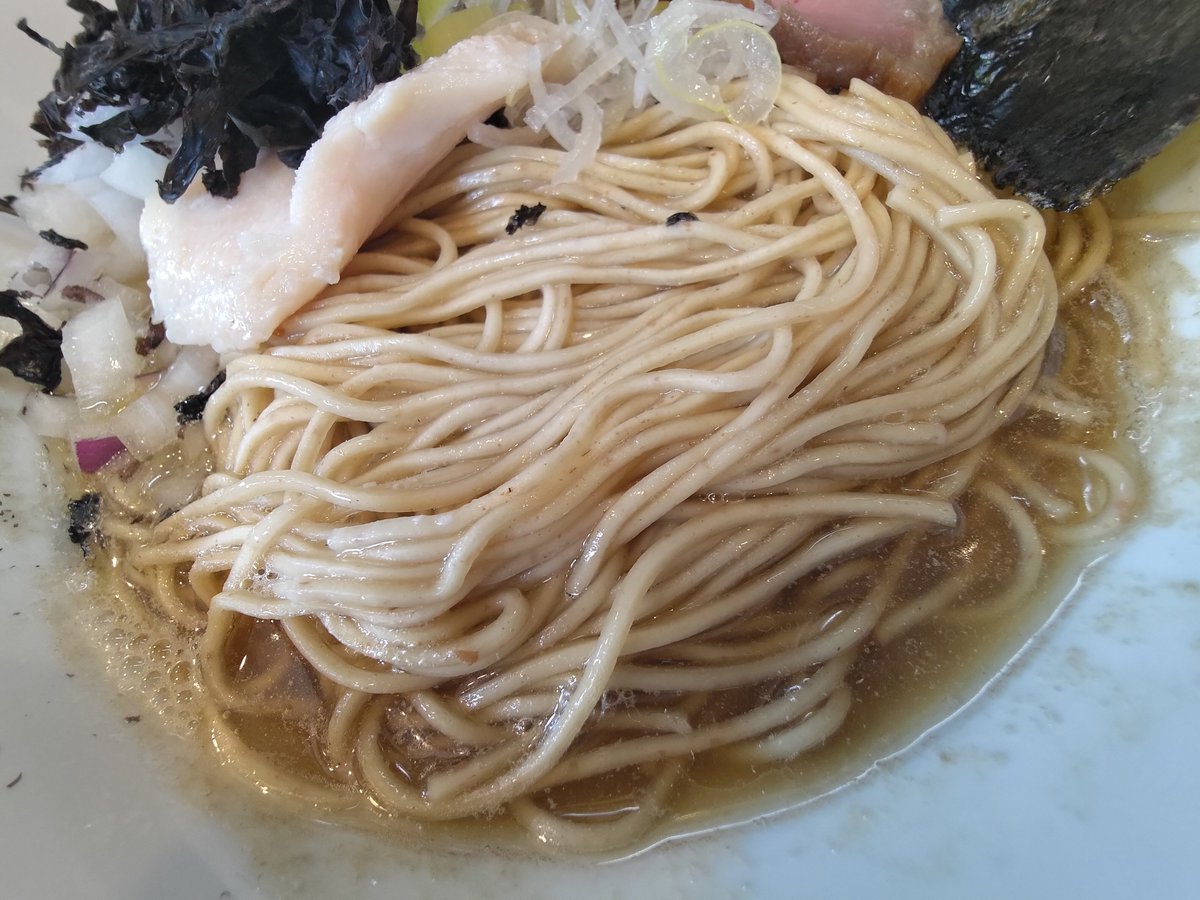 nkjmktr's tweet photo. ラーメン専門 みかぼし軒@大森（大田区）で「丁寧煮干ラーメン」を岩海苔のせで注文。2026年9月12日オープン。店主は「つきひ」で店長を務めてた方だそう😍 あっさり系とはいえ煮干しが強く効いた力強いスープに、菅野製麺所のふすま入りストレート細麺🤩 気づけば完飲しとった😋 #ramen #東京都 https://t.co/0aagsLEHWL