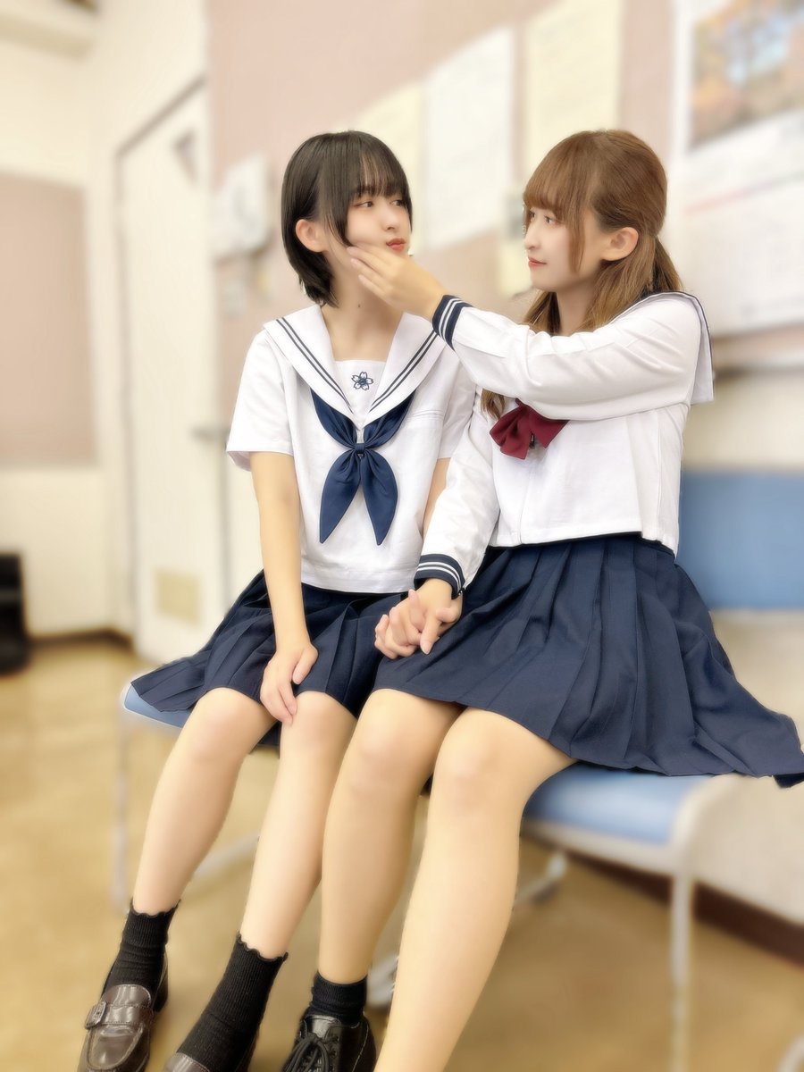 tamanegimigi's tweet photo. 制服×双子 https://t.co/AG8182qX3L