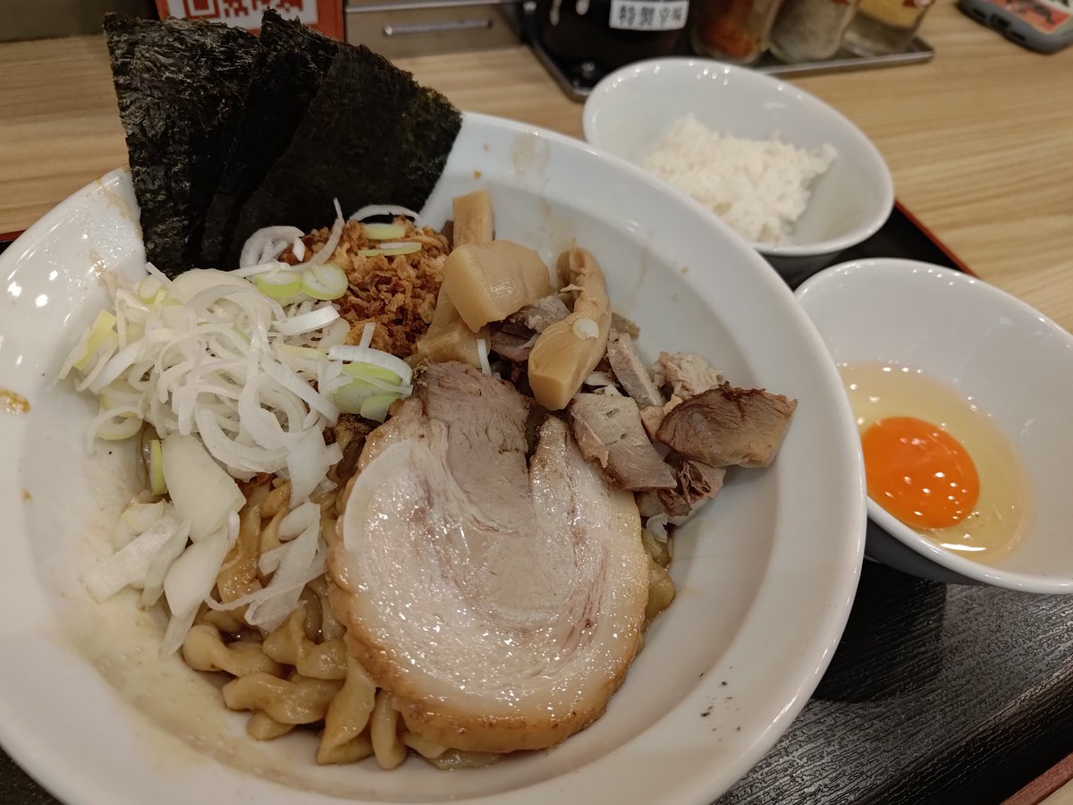 nkjmktr's tweet photo. 自家製麺 つけ麺 大輝@糀谷（大田区）で「油そば（並）」を注文。1年2カ月ぶり2回目の訪問😳 麺量は並で250g😋 生卵と追い飯付き。もっちり食感の自家製極太手揉み麺を、香ばしい醤油ダレや具材とがっつり混ぜて😋 生卵投入で悶絶級のウマさに🤩 卓上調味料を試す隙がなかった😳 #ramen #東京都 https://t.co/QoEyYAlIun