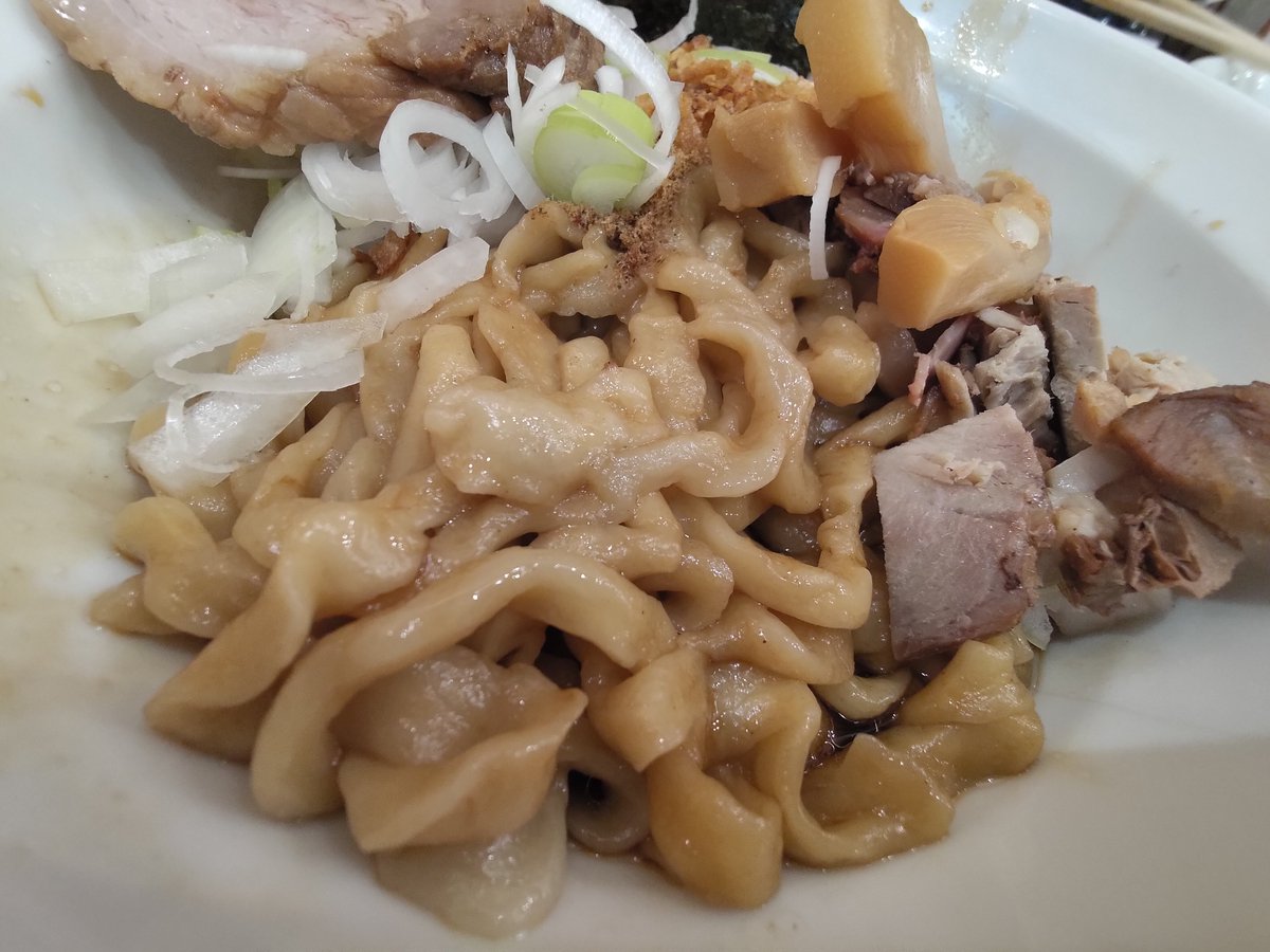 nkjmktr's tweet photo. 自家製麺 つけ麺 大輝@糀谷（大田区）で「油そば（並）」を注文。1年2カ月ぶり2回目の訪問😳 麺量は並で250g😋 生卵と追い飯付き。もっちり食感の自家製極太手揉み麺を、香ばしい醤油ダレや具材とがっつり混ぜて😋 生卵投入で悶絶級のウマさに🤩 卓上調味料を試す隙がなかった😳 #ramen #東京都 https://t.co/QoEyYAlIun