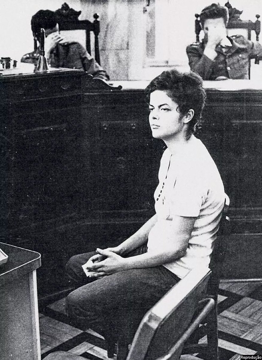ehassimesmo24's tweet photo. @abrendalaranja Dilma tem ESSA foto e os cara achando que vai assustar essa mulher pqp https://t.co/UrsH3Ugbri