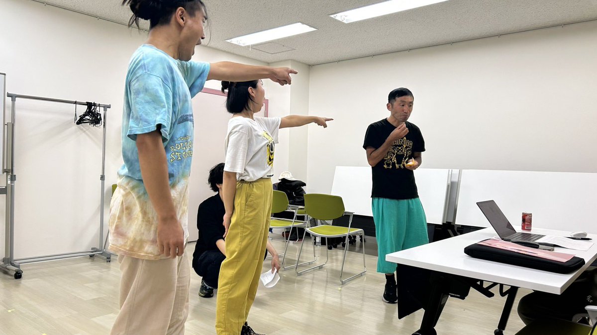 vincent_shirai's tweet photo. 本日もお稽古でした。
まだ、ラスト前のピースがハマってませんが、面白くなってきやがりました。楽しめて、泣かせて、熱くさせる。を、
ぎゅ！と、詰め込みました。
少し溢れてます(ランタイム)。

魂の旅をお届けしたい！

#ユメカナエ2026 
#軽トラ演劇 https://t.co/kocl1zULjr