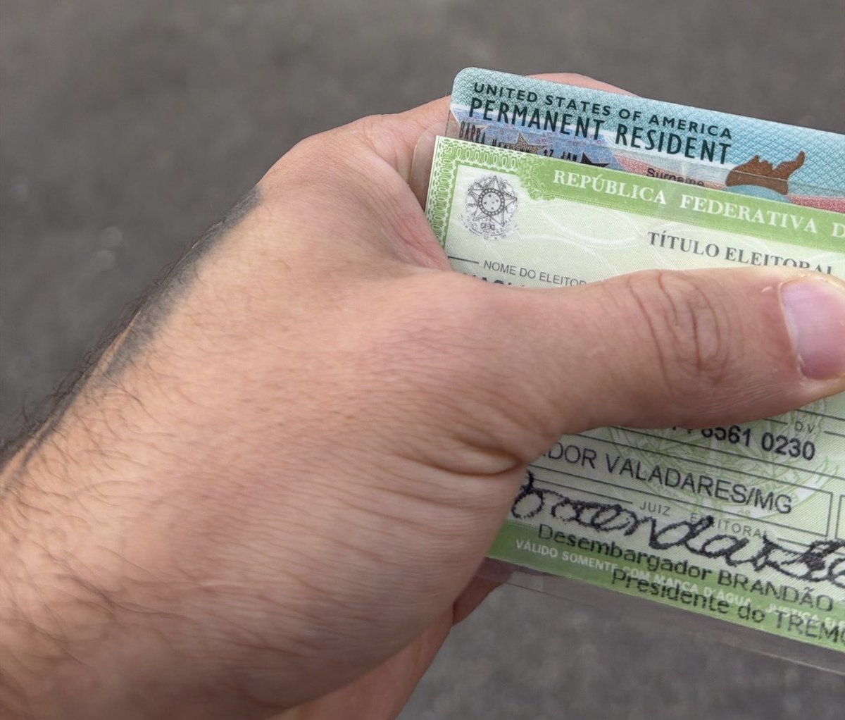 Haaaysb's tweet photo. To indo votar no Flávio Bolsonaro porque, segundo alguns petistas, eu seria deportado kkkkkkkkkk. Acho que tem um green card nessa foto https://t.co/y6MEtvamtB