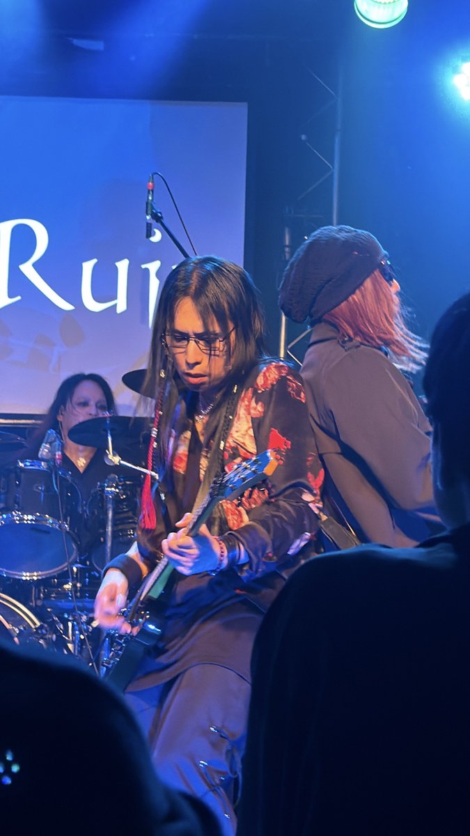 shinamiko's tweet photo. ・エゴ始まりはヤバい。
・テルミン使う？エゴかendless loopやる？→両方演った！やった🙌🏻
・AKIさんがメガネwithチェーン、桐士さんが黒エクステで寄せてくれたの嬉しい😆
・蜃気楼‼︎
・Cry for the moonとQueenは双璧。
・Queenで跳ねてSAN値ギリギリ。

#AoR
#ROUAGE
#VisualRavenNight https://t.co/kird4giZsh