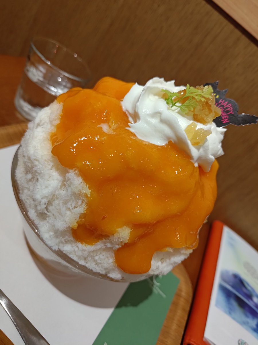 nkjmktr's tweet photo. 銀座のジンジャー 銀座本店@銀座一丁目（中央区）でかき氷「あんずミルクティー」を注文。半年ぶりの訪問😳 すべての期間限定氷が生姜不使用に。メニュー開発者がかわったのかな🤔 紅茶とミルクのシロップをベースに杏ソース😋 中にもドライ杏やクラン��ルがザクザクです🥰 #かき氷 #東京都 https://t.co/cp3cB5Gn81