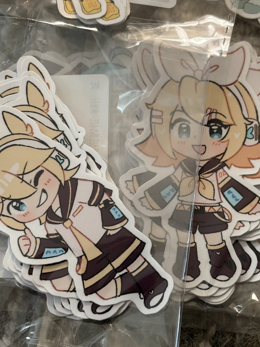zzz_giragira's tweet photo. store update: just received all the preorders and they look STUNNING. im gonna do my best to get these items out and shipped by the end of the month !! 💕 https://t.co/xTON1BnCjX