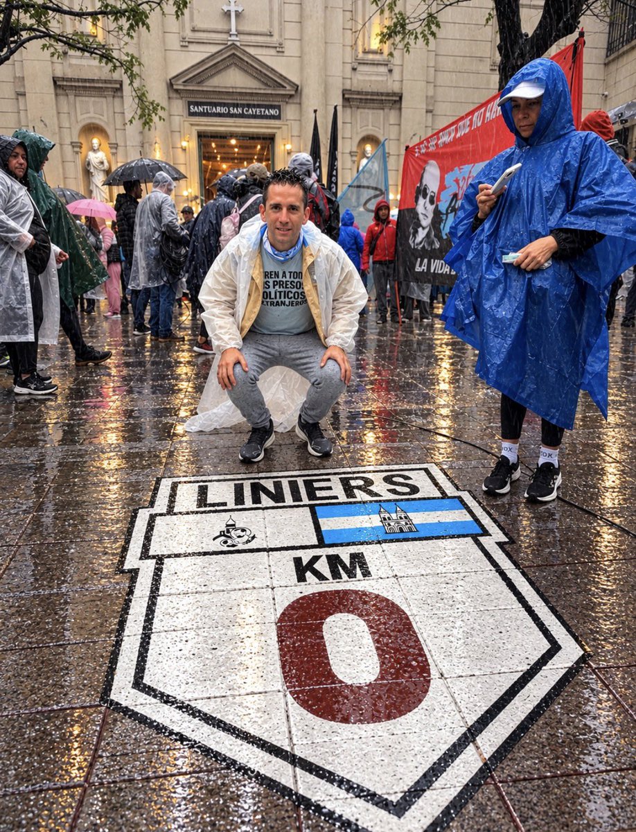 nahuollag's tweet photo. Hoy caminé casi 60 kilómetros desde Liniers hasta Luján para agradecerle a la Virgen de Luján por mi libertad, por haberme sostenido en los momentos más difíciles y por haber cubierto a mi familia con su manto.

Pero esta peregrinación también fue por quienes todavía no recuperaron su libertad.

Pedí especialmente por los presos políticos y extranjeros que continúan detenidos en Venezuela. Pedí por cada uno de ellos, por su fortaleza y por sus pensamientos, y especialmente por sus familias, que siguen esperando y sosteniendo la esperanza.

Que la Virgen de Luján los proteja, acompañe a sus familias y les dé fuerzas para seguir adelante hasta que llegue el día de su libertad.

Hoy agradezco por estar libre, por tener a mi familia bien y por poder caminar nuevamente. Y mientras pueda hacerlo, voy a seguir caminando también por quienes todavía esperan.

Justicia y libertad 🇦🇷

#VirgenDeLuján #PresosPolíticos #Venezuela #Libertad #Fe #Paz #Agradecimiento