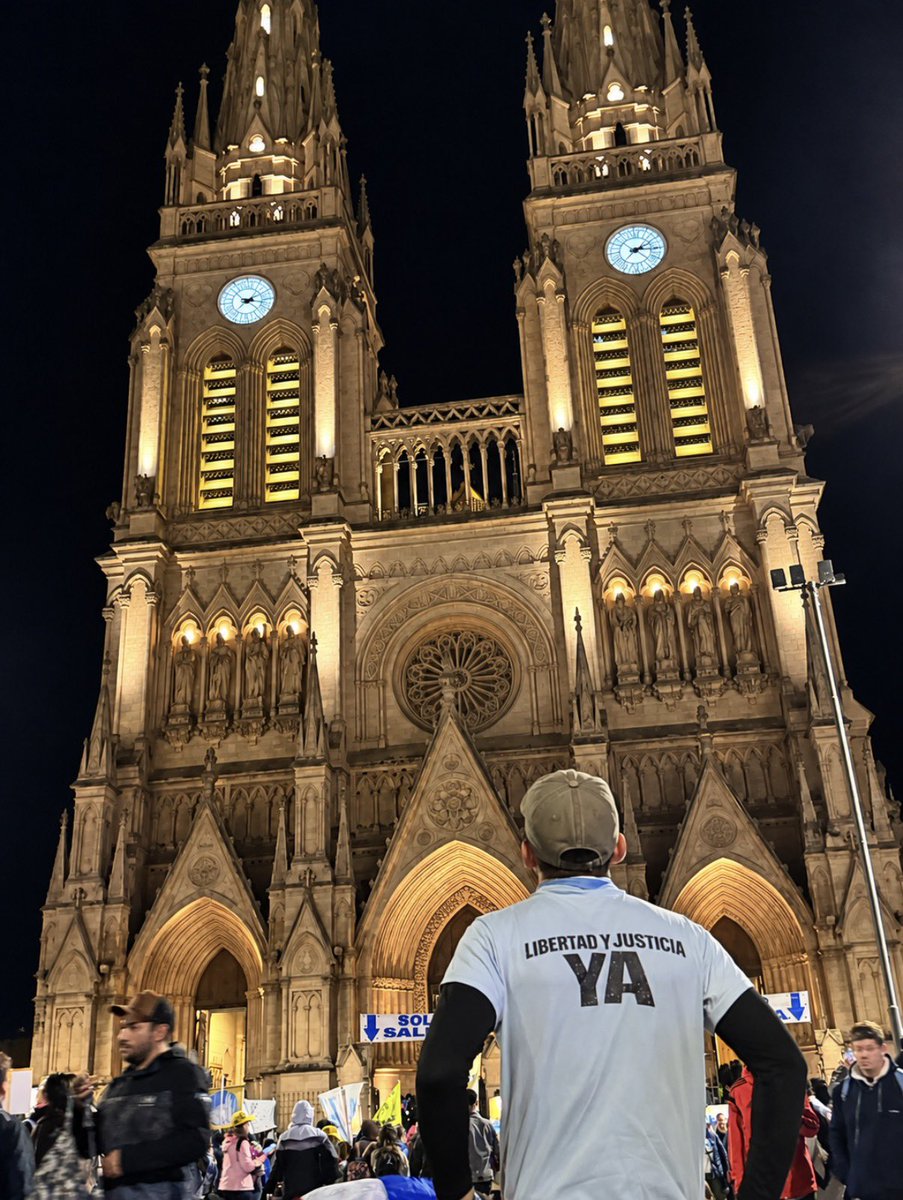 nahuollag's tweet photo. Hoy caminé casi 60 kilómetros desde Liniers hasta Luján para agradecerle a la Virgen de Luján por mi libertad, por haberme sostenido en los momentos más difíciles y por haber cubierto a mi familia con su manto.

Pero esta peregrinación también fue por quienes todavía no recuperaron su libertad.

Pedí especialmente por los presos políticos y extranjeros que continúan detenidos en Venezuela. Pedí por cada uno de ellos, por su fortaleza y por sus pensamientos, y especialmente por sus familias, que siguen esperando y sosteniendo la esperanza.

Que la Virgen de Luján los proteja, acompañe a sus familias y les dé fuerzas para seguir adelante hasta que llegue el día de su libertad.

Hoy agradezco por estar libre, por tener a mi familia bien y por poder caminar nuevamente. Y mientras pueda hacerlo, voy a seguir caminando también por quienes todavía esperan.

Justicia y libertad 🇦🇷

#VirgenDeLuján #PresosPolíticos #Venezuela #Libertad #Fe #Paz #Agradecimiento