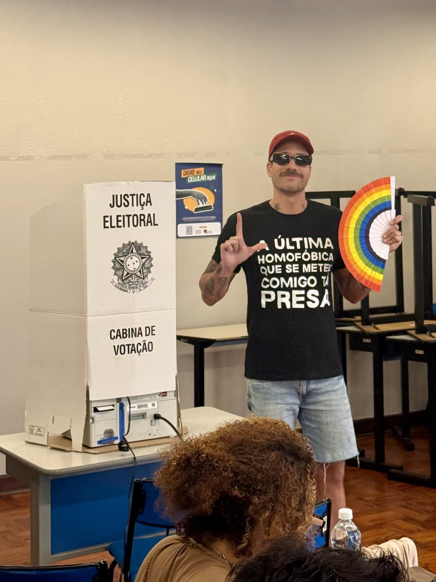 RafaGonzagaSP's tweet photo. Votei agora e queria compartilhar dois sentimentos: 

1) muito bom defender a democracia, os direitos humanos e o bom senso apertando uns botõezinhos;

2) é uma sensação engraçada demais ver a própria cara na urna!! kk

PRA CIMA ✊🌈🔥 https://t.co/TDdabyPnpy