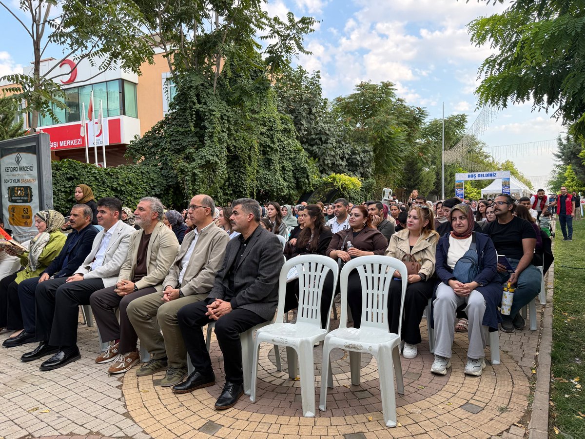 GSB_KilisGM's tweet photo. Kilis 1. Kitap Fuarı coşkusunu bugün de tüm hızıyla yaşamaya devam ettik! Yüzlerce kitabın yer aldığı stantlar arasında dolaşırken edebiyatın birleştirici gücünü bir kez daha hissettik.

#GSBGM
@gencliksporbak @gsbgenclik @oa_bak
@kalayli.omer
@ahmetsalihdal
@mustafademirkilismv https://t.co/kWUBP9WrNV