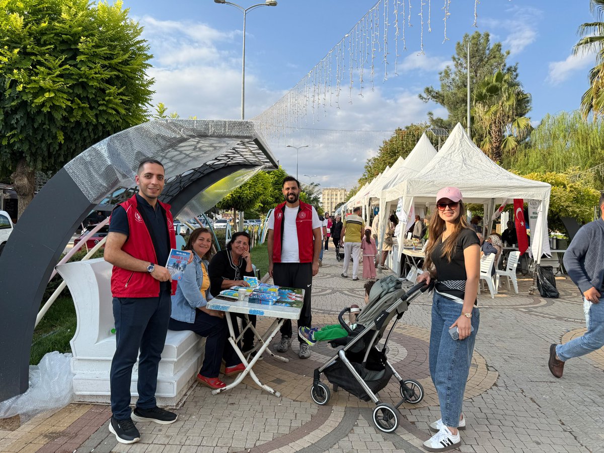 GSB_KilisGM's tweet photo. Kilis 1. Kitap Fuarı coşkusunu bugün de tüm hızıyla yaşamaya devam ettik! Yüzlerce kitabın yer aldığı stantlar arasında dolaşırken edebiyatın birleştirici gücünü bir kez daha hissettik.

#GSBGM
@gencliksporbak @gsbgenclik @oa_bak
@kalayli.omer
@ahmetsalihdal
@mustafademirkilismv https://t.co/kWUBP9WrNV