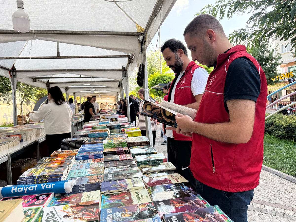 GSB_KilisGM's tweet photo. Kilis 1. Kitap Fuarı coşkusunu bugün de tüm hızıyla yaşamaya devam ettik! Yüzlerce kitabın yer aldığı stantlar arasında dolaşırken edebiyatın birleştirici gücünü bir kez daha hissettik.

#GSBGM
@gencliksporbak @gsbgenclik @oa_bak
@kalayli.omer
@ahmetsalihdal
@mustafademirkilismv https://t.co/kWUBP9WrNV