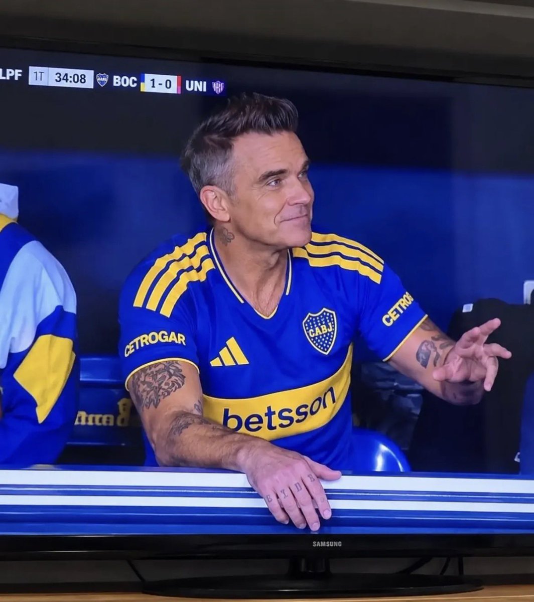 Volpini_Mariano's tweet photo. Quien más no se quiso perder la fiesta de La Bombonera? @robbiewilliams . En nuestro país no existe otro club para los que vienen de afuera. Aguante Boca siempre!💙💛💙 https://t.co/imaBfU0jeQ
