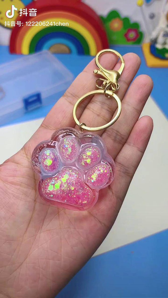 ChloeDarlimfu's tweet photo. Hoy hago un llavero de goma eva con forma de gato, muy fácil y adorable para regalar a un amigo! https://t.co/HgwtVuFEAg