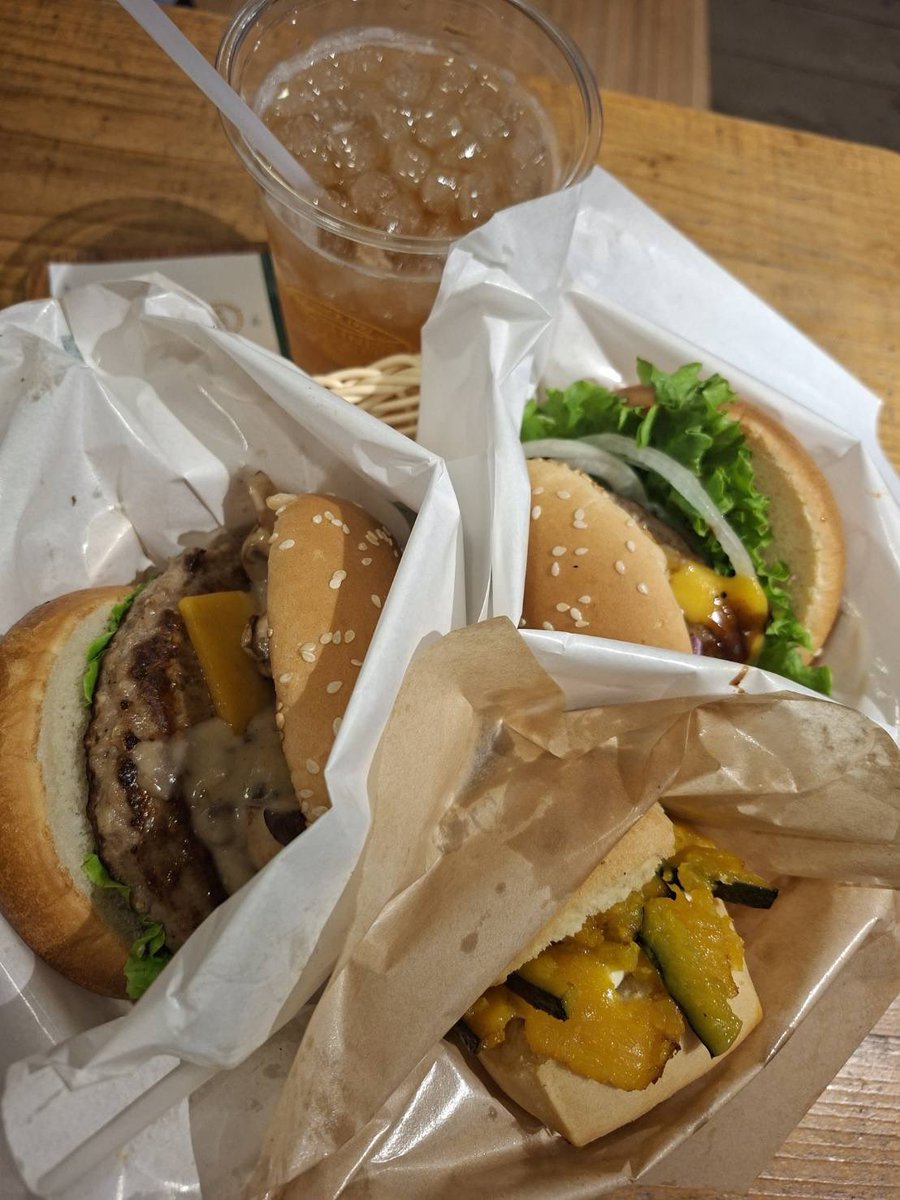 voice_ioio's tweet photo. フレッシュネスバーガーのマッシュルームチーズバーガーまじで美味い！！！
ハンバーガー史上1番うまいかもしれん！
茶色と白があるけど絶対に白！！！ https://t.co/anVft3hKI2