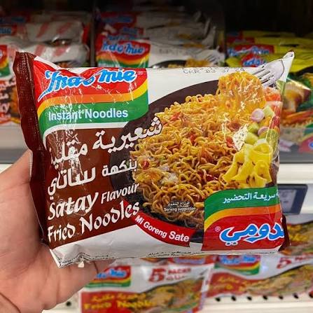 abulmuzaffar10's tweet photo. Terima kasih, Indomie, sudah menjadi agen soft power Indonesia.

Dengan Indomie, orang-orang luar akhirnya mengenal Indonesia dan bumbu Indonesia. 

Seperti di Nigeria, Indomie sudah jadi makanan nasional, bahkan saking populernya sempat disangka makanan sana.

Di Timteng, pabrik Indomie sudah banyak. Ga cuma di Irak, tetapi juga ada di Turki, Saudi, dan Suriah. 

Tidak mungkin dong perusahaan bikin pabrik di sana kalau permintaannya rendah. 

Bahkan ada data yang bilang bahwa 95% mi di Saudi itu dikuasai oleh Indomie. 

Orang Indo ketika ke Mekkah pun gampang banget dapatin Indomie.

=
Dan lagi-lagi ini bukti
Kenapa Indo perlu menggerakkan manufaktur bukan malah sawit dan tambang. 

FOTO 1: ig anakmieinstan
FOTO 2: WIKIMEDIA (ukabia)