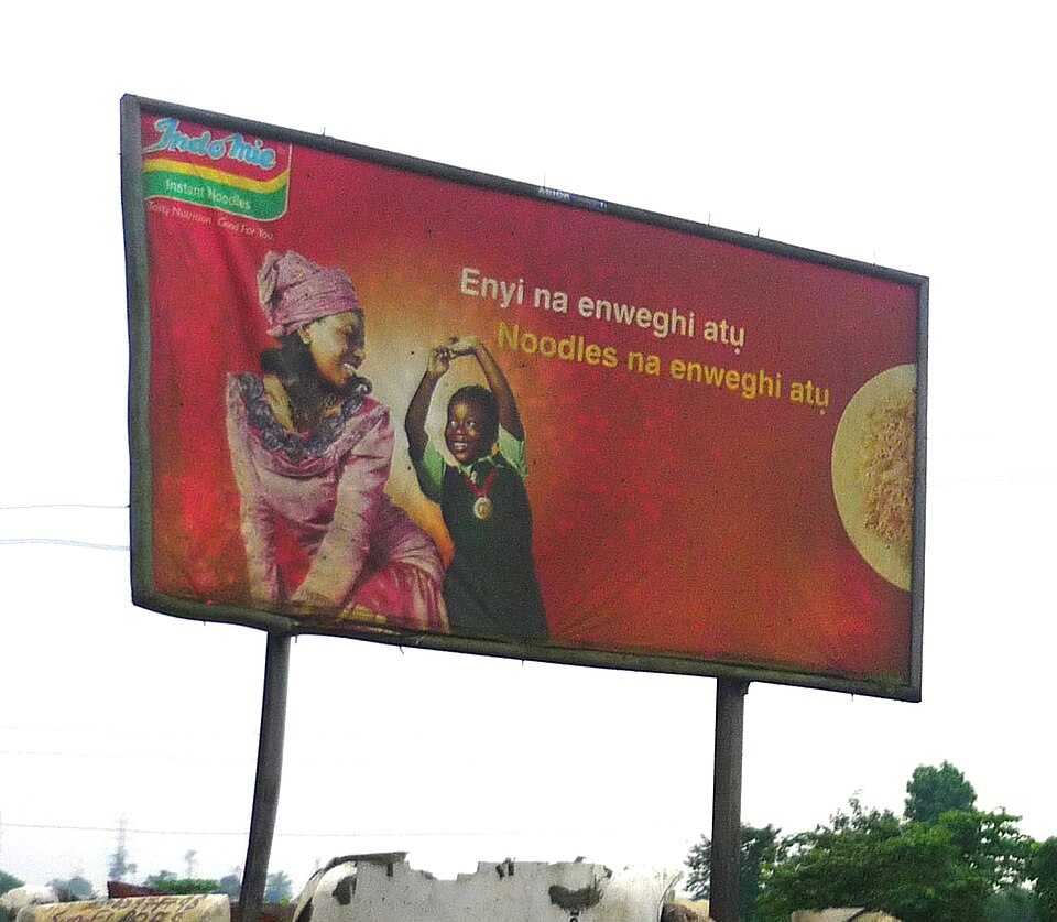 abulmuzaffar10's tweet photo. Terima kasih, Indomie, sudah menjadi agen soft power Indonesia.

Dengan Indomie, orang-orang luar akhirnya mengenal Indonesia dan bumbu Indonesia. 

Seperti di Nigeria, Indomie sudah jadi makanan nasional, bahkan saking populernya sempat disangka makanan sana.

Di Timteng, pabrik Indomie sudah banyak. Ga cuma di Irak, tetapi juga ada di Turki, Saudi, dan Suriah. 

Tidak mungkin dong perusahaan bikin pabrik di sana kalau permintaannya rendah. 

Bahkan ada data yang bilang bahwa 95% mi di Saudi itu dikuasai oleh Indomie. 

Orang Indo ketika ke Mekkah pun gampang banget dapatin Indomie.

=
Dan lagi-lagi ini bukti
Kenapa Indo perlu menggerakkan manufaktur bukan malah sawit dan tambang. 

FOTO 1: ig anakmieinstan
FOTO 2: WIKIMEDIA (ukabia)