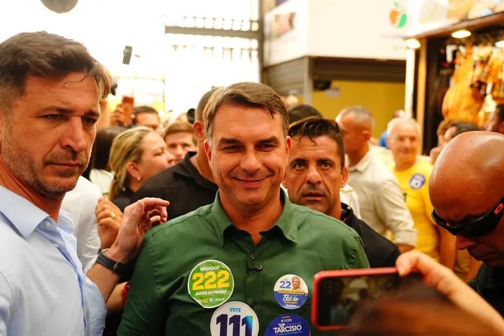 meioindep's tweet photo. 🚨AGORA: Flávio Bolsonaro vence no exterior https://t.co/ctNaykzXsh
